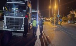 Çeşme'de tır sürücülerine yönelik gece denetimi