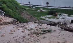 Cizre'de heyelan yolu kapattı, çok sayıda araç ve vatandaş mahsur kaldı