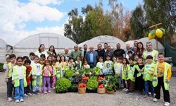 Çocuk serasında minikler yetiştirdikleri sebzeleri hasat etti