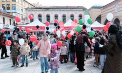 Çocuklar Filistin için yazdıkları mektupları balonlarla gökyüzüne bıraktı