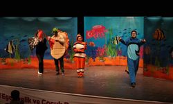 Çocuklar tiyatro oyununda kahkahalara boğuldu