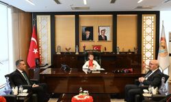 Denizli Valisi Köşger, makam koltuğunu minik İpek'e devretti