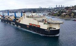 Dev boru döşeme gemisi Castorone Boğaz'dan geçti