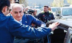 Devrik İran şahının oğlu Pehlevi'ye Berlin'de kırmızı sıvı fırlatıldı