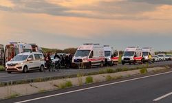 Diyarbakır'da faciadan dönüldü: Takla atan araçtaki 10 kişi yaralandı