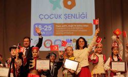 Dünyanın dört bir yanından gelen çocuklar Menteşe sahnesinde dans etti