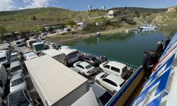 Elazığ-Pertek feribotunda metrelerce kuyruk oluştu