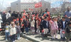 Eleşkirt'te çocuklar ilk bayramlarını aileleriyle okulda kutladılar