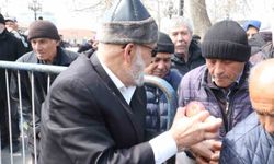 'Elmacı Dede' şehit polislerin hayrına elma dağıttı