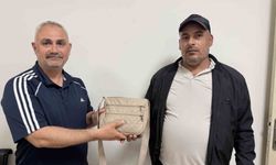 Emekli polis bulduğu içinde 250 bin TL'lik döviz olan çantayı sahibine teslim etti