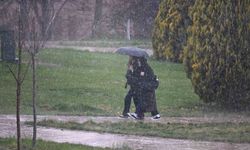 Eskişehir'de yağmur bastırdı, öğrenciler şemsiyelere sarıldı