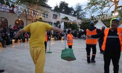 Festival alanını hem temizlediler hem eğlendiler