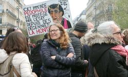 Fransa'da çocuk istismarlarına karşı 'Çocuğuma Dokunma' protestosu