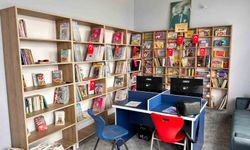 Gazetecilerden köy okuluna kütüphane