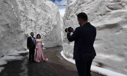 Gelin ve damat adayı kar tünelinde fotoğraf çekimi yaptı