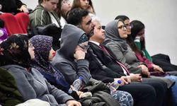 Gençlerin tarih konulu konferansa katılımı yoğun oldu