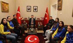 Gökçeada'nın şampiyon kızları kaymakamlık makamında ağırlandı