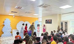 Gönüllü gençlerden çocuklara tiyatro şöleni