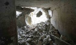 Gümüşhane'de dağdan kopan dev kayalar ahıra düştü, 3 ev boşaltıldı