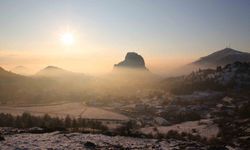 Gün doğumunda sis altında kalan kale kendisine hayran bıraktı