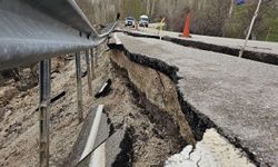 Hakkari-Yüksekova kara yolunda 'yarık' tehlikesi