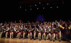 Halk Dansları Topluluğu sahnede folklor şöleni sundu