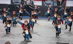 Halk oyunları şöleni Buldan'da izleyenleri mest etti