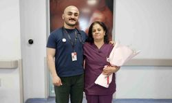 Hekim oğuldan ebe anneye Ebeler Haftası sürprizi