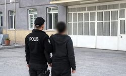 Hırsızlık suçundan aranan şahsı polis yakaladı