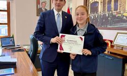 Hisarcık Kaymakamı Erkan Atam'dan başarılı öğrenciye ödül