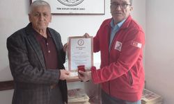 Hisarcık'ta 18 kez kan bağışı yapan esnafa bronz madalya