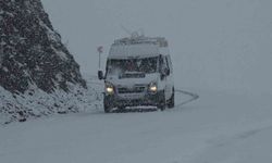 Hizan-Bahçesaray yolunda kar etkili oluyor