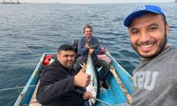 Hobi olarak olta balıkçılığı yapan öğretmen 60 kiloluk orkinos yakaladı