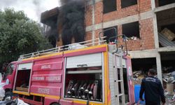 İçi ve etrafı çöplerle dolu metruk bina yangını mahalleliyi tedirgin etti