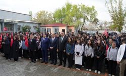 Iğdır'da haftanın ilk eğitim gününde protokol öğrencilerle buluştu