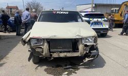 İki araç çarpıştı, 4 araç hasar aldı