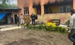 İki katlı evin mutfağında çıkan yangın paniğe neden oldu