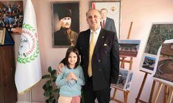 İlkokul öğrencisi Sare, ödevini Başkan Kaya ile yaptı