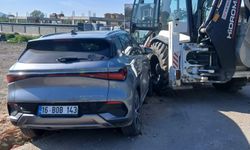 İnegöl'de otomobil iş makinasına çarptı: 1 yaralı