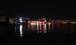 İstanbul Boğazı'nda gemi yalıya metreler kala karaya oturdu, geçişler geçici olarak durduruldu