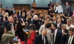 İzmir Büyükşehir Belediyesi Meclis Toplantısında arbede