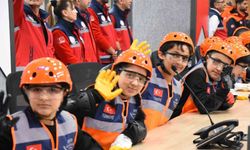 İzmir'de çocuklar 23 Nisan etkinliklerinde kriz yönetiminin başına geçti