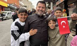 İzmirli işletmeciden 23 Nisan'da binlerce çocuğa pide ve bayrak