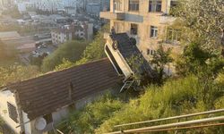 Kağıthane'de servis aracı gecekondunun çatısına uçtu: 1 yaralı