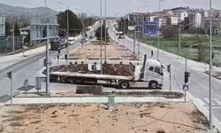 Kamyonetin otomobilin üzerine devrildiği kaza kamerada