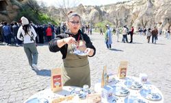 Kapadokya'da turistlere Türk kahvesi ve lokum ikramı
