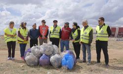 Karaman'da 'Bugün temizle, yarın nefes al' sloganıyla doğaya atılan çöpler toplandı