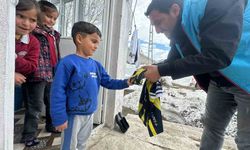 Karayazı Kaymakamı Titiz'den çocuklara anlamlı sürpriz