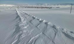 Karayazı'da karla mücadele: Kapalı yollar açıldı, öğrenciler okullarına ulaştı