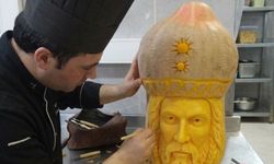 Karpuz ve bal kabağıyla mutfağı sanat atölyesine çeviriyor